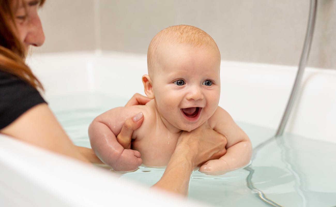¿Cómo bañar a un bebé recién nacido? Guía y consejos para el baño de tu bebé - Nappis Pañales